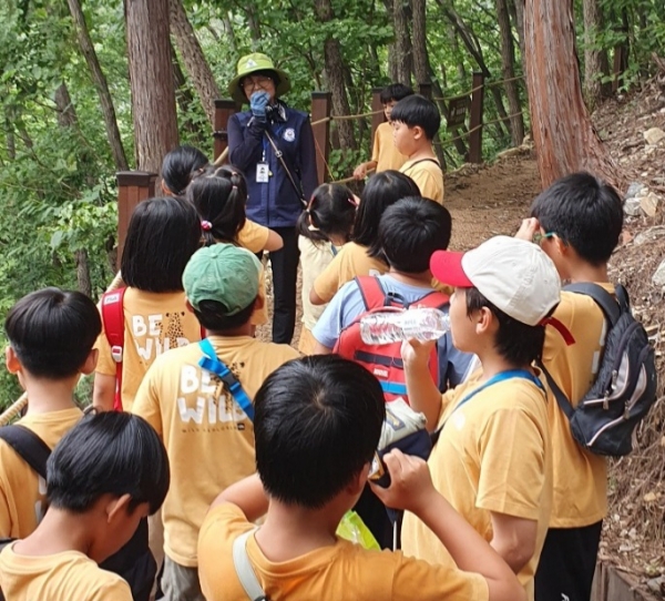 자라나는 아이들에게 숲 속에서 즐기는 산림교육을 선보이다