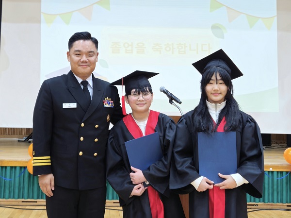 해군 한산도함, 한산초ㆍ중 졸업식 장학금 65만원과 기념품 전달